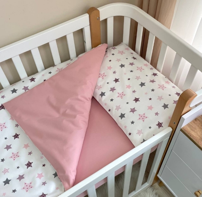 Set lenjerie de schimb pentru patut bebe 3 piese Stelute roz (5)